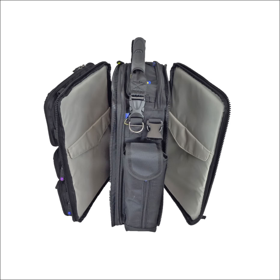 Zwarte Brightline pilotentas met geopende zijvakken en handvat aan de bovenkant.